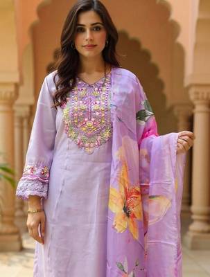 Women Floral Embroidered Regular Thread Work Kurta with Trousers & With Dupatta 2