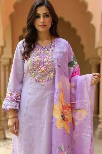 Women Floral Embroidered Regular Thread Work Kurta with Trousers & With Dupatta