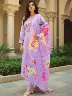 Women Floral Embroidered Regular Thread Work Kurta with Trousers & With Dupatta 3