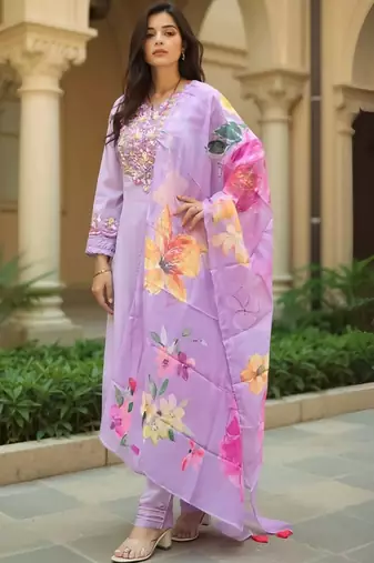 Women Floral Embroidered Regular Thread Work Kurta with Trousers & With Dupatta