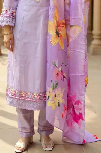Women Floral Embroidered Regular Thread Work Kurta with Trousers & With Dupatta