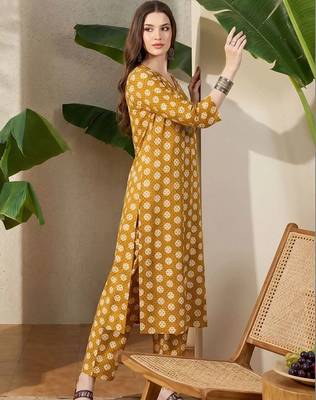 Women Printed Pleated Pure Cotton Kurta with Trousers 1