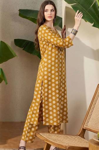 Women Printed Pleated Pure Cotton Kurta with Trousers