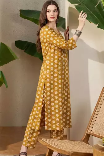Women Printed Pleated Pure Cotton Kurta with Trousers