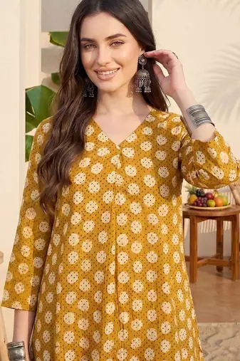 Women Printed Pleated Pure Cotton Kurta with Trousers