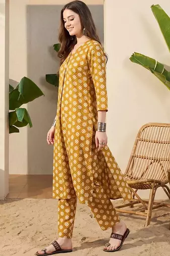 Women Printed Pleated Pure Cotton Kurta with Trousers