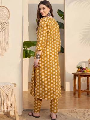 Women Printed Pleated Pure Cotton Kurta with Trousers 4