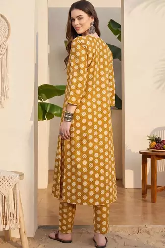 Women Printed Pleated Pure Cotton Kurta with Trousers