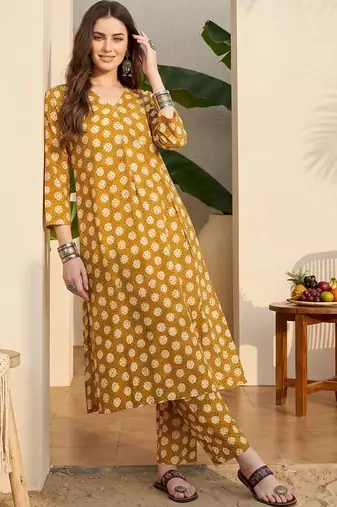 Women Printed Pleated Pure Cotton Kurta with Trousers