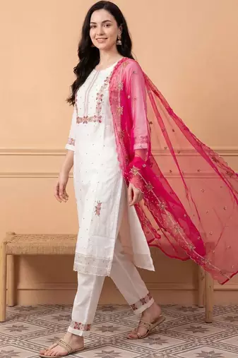 Women Floral Embroidered Regular Thread Work Kurta with Trousers & With Dupatta