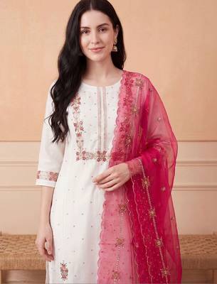 Women Floral Embroidered Regular Thread Work Kurta with Trousers & With Dupatta 2