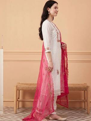 Women Floral Embroidered Regular Thread Work Kurta with Trousers & With Dupatta 3