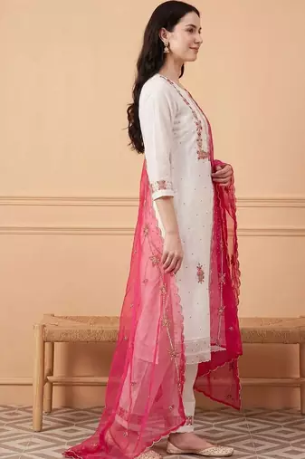 Women Floral Embroidered Regular Thread Work Kurta with Trousers & With Dupatta