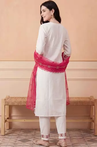 Women Floral Embroidered Regular Thread Work Kurta with Trousers & With Dupatta