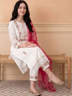 Women Floral Embroidered Regular Thread Work Kurta with Trousers & With Dupatta 5