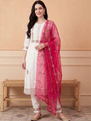 Women Floral Embroidered Regular Thread Work Kurta with Trousers & With Dupatta 6