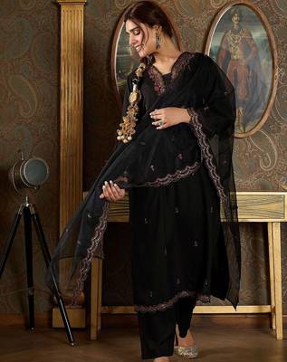 Women Ethnic Motifs Embroidered Regular Thread Work Kurta with Trousers & With Dupatta 4