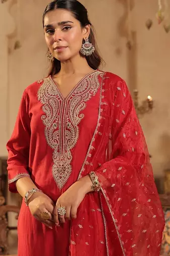 Women Ethnic Motifs Embroidered Regular Thread Work Liva Kurta with Trousers & With Dupatta