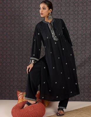 Women Ethnic Motifs Embroidered Empire Thread Work Kurta with Trousers 1