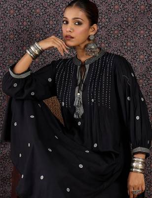 Women Ethnic Motifs Embroidered Empire Thread Work Kurta with Trousers 5
