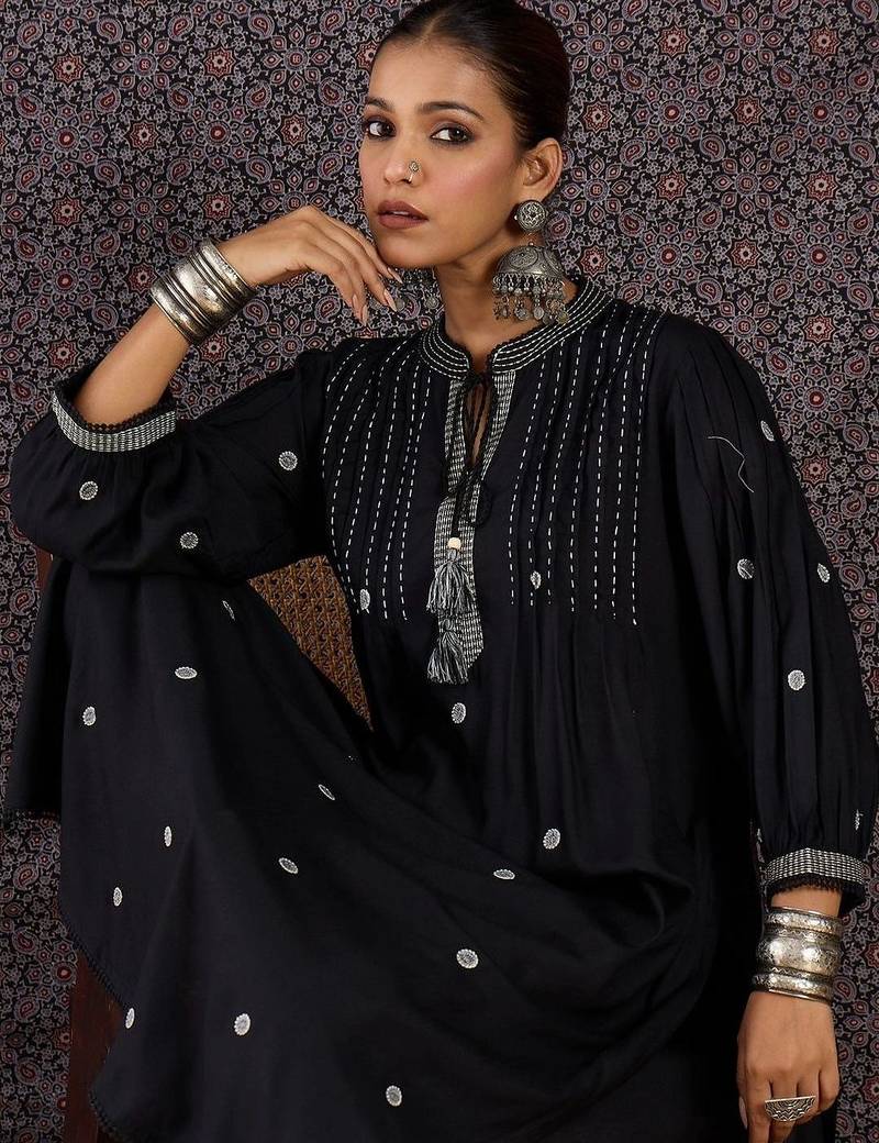 Women Ethnic Motifs Embroidered Empire Thread Work Kurta with Trousers