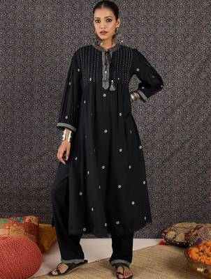 Women Ethnic Motifs Embroidered Empire Thread Work Kurta with Trousers 6
