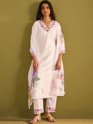 Women Floral Embroidered Regular Thread Work Liva Kurta with Trousers & With Dupatta 1
