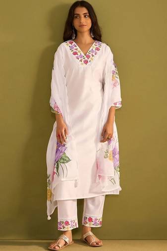 Women Floral Embroidered Regular Thread Work Liva Kurta with Trousers & With Dupatta