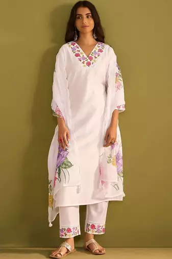 Women Floral Embroidered Regular Thread Work Liva Kurta with Trousers & With Dupatta