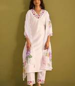 Women Floral Embroidered Regular Thread Work Liva Kurta with Trousers & With Dupatta
