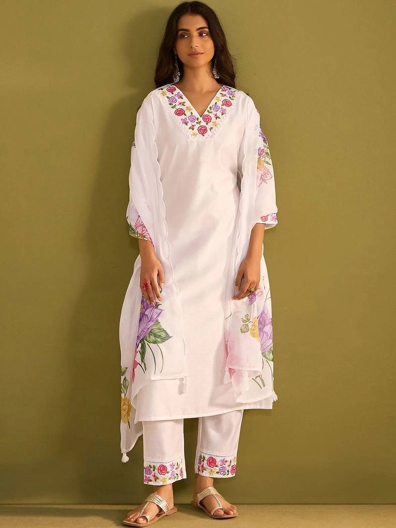 Women Floral Embroidered Regular Thread Work Liva Kurta with Trousers & With Dupatta