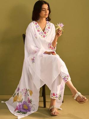 Women Floral Embroidered Regular Thread Work Liva Kurta with Trousers & With Dupatta 3