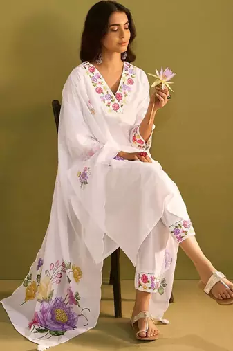 Women Floral Embroidered Regular Thread Work Liva Kurta with Trousers & With Dupatta