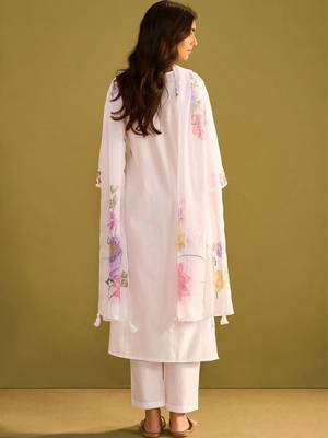 Women Floral Embroidered Regular Thread Work Liva Kurta with Trousers & With Dupatta 4