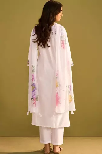 Women Floral Embroidered Regular Thread Work Liva Kurta with Trousers & With Dupatta