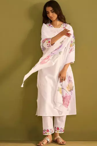 Women Floral Embroidered Regular Thread Work Liva Kurta with Trousers & With Dupatta