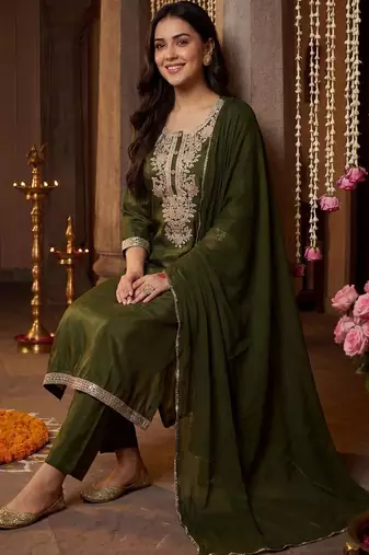 Women Ethnic Motifs Embroidered Regular Thread Work Kurta with Trousers & With Dupatta