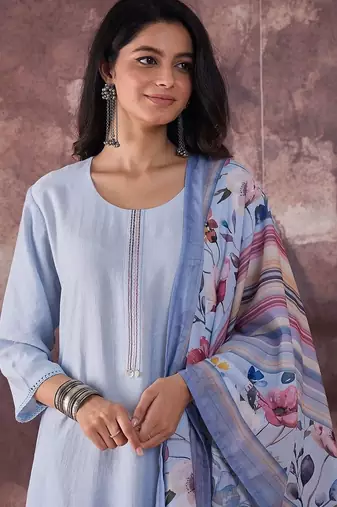 Women Floral Regular Thread Work Kurta with Trousers & With Dupatta