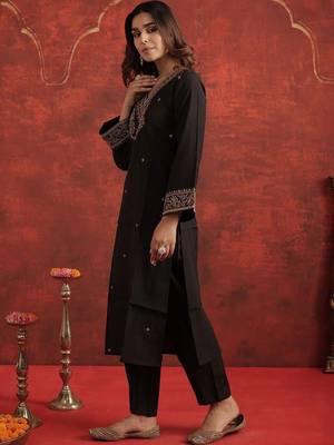 Women Ethnic Motifs Embroidered Regular Thread Work Liva Kurta with Trousers 1