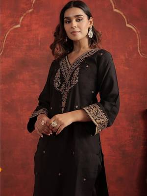 Women Ethnic Motifs Embroidered Regular Thread Work Liva Kurta with Trousers 4
