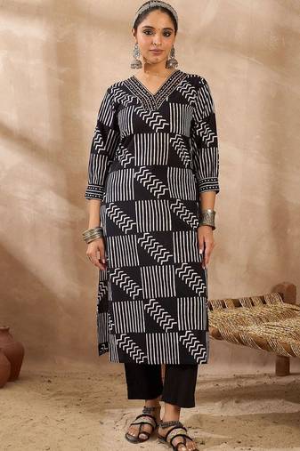 Women Printed Regular Thread Work Pure Cotton Kurta with Trousers & With Dupatta