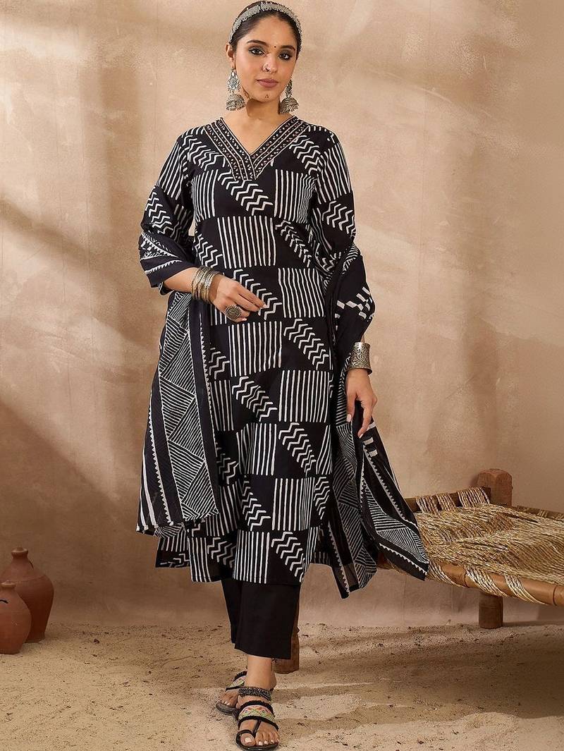 Women Printed Regular Thread Work Pure Cotton Kurta with Trousers & With Dupatta