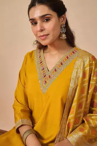 Women Ethnic Motifs Regular Thread Work Kurta with Trousers & With Dupatta