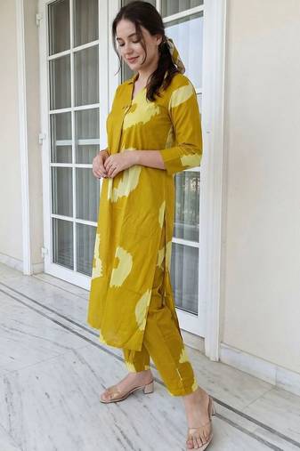 Women Dyed Regular Pure Cotton Kurta with Trousers & With Dupatta