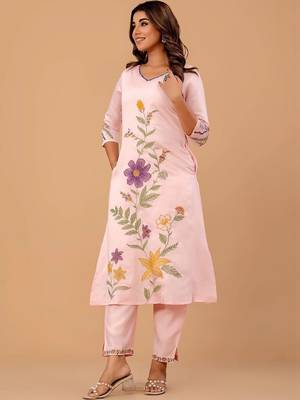 Women Floral Embroidered Regular Thread Work Kurta with Trousers 1