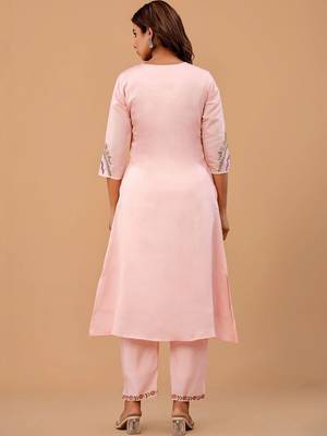 Women Floral Embroidered Regular Thread Work Kurta with Trousers 3