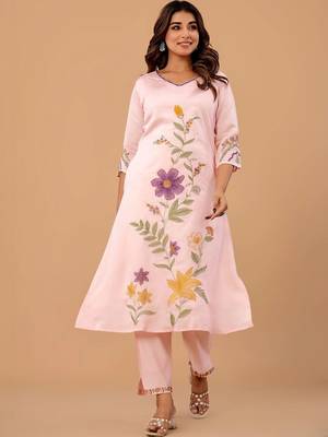 Women Floral Embroidered Regular Thread Work Kurta with Trousers 5