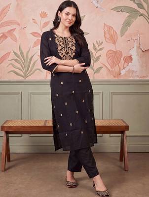 Women Ethnic Motifs Embroidered Regular Thread Work Kurta with Trousers 1