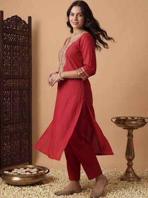 Women Ethnic Motifs Embroidered Regular Thread Work Liva Kurta with Trousers 1