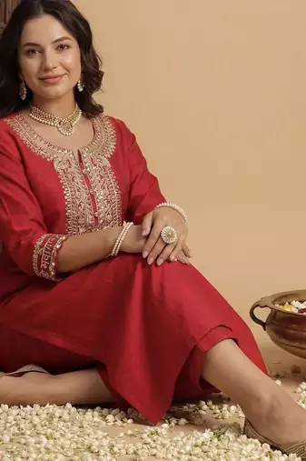 Women Ethnic Motifs Embroidered Regular Thread Work Liva Kurta with Trousers